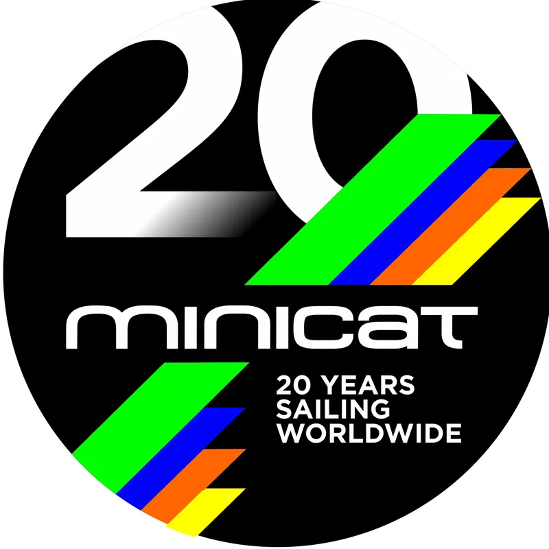 MiniCat 20 years sailing worldwide logo na 20-lecie marki