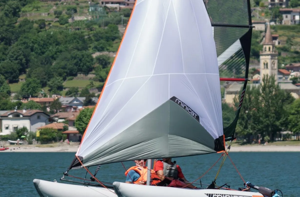 MiniCat 520 Explorer z żaglem GENNA podczas żeglugi
